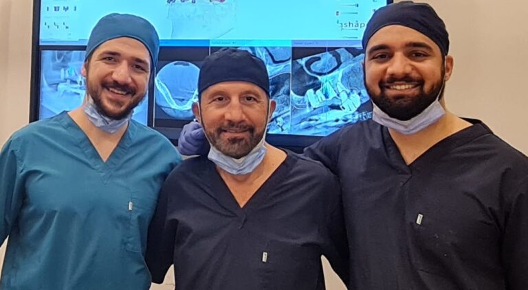 الطبيب اللبناني جمال يونس برفقة نجليه الطبيبين علي وحسنين يونس